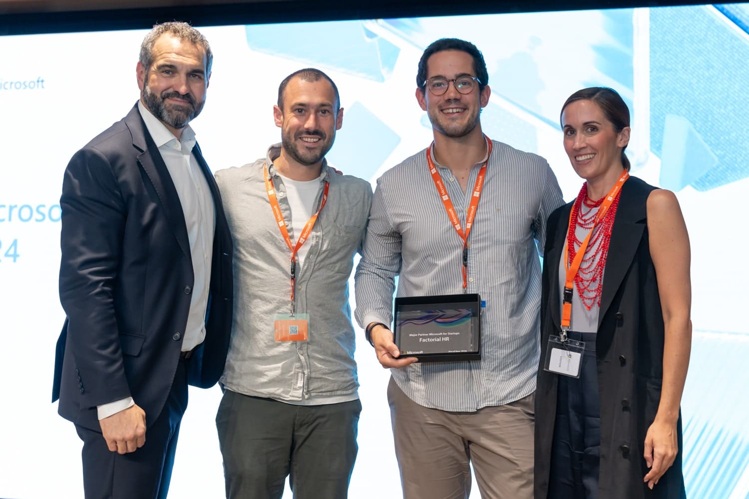 Laura Searle, Marcel Queralt y Marc Conesa reciben el premio de Microsoft a Startup del año en representación de Factorial
