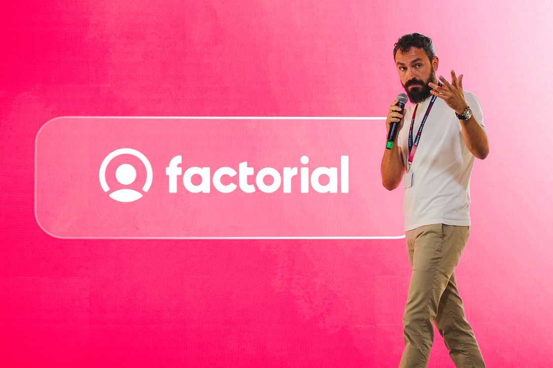 Jordi Romero, CEO y co-founder de Factorial, durante una charla.